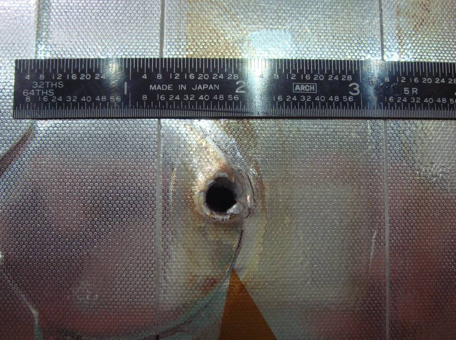 Dommage causé par un débris orbital sur un satellite: un trou de 6 mm à l'entrée et de 12 mm en sortie