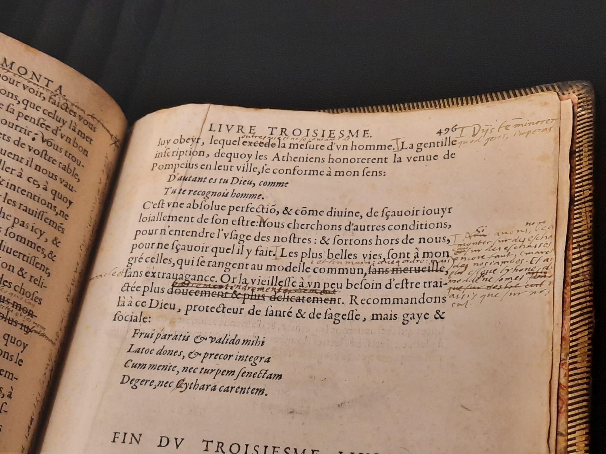 Exemples d'annotations sur la dernière page du manuscrit de Montaigne qui ajoute à la main cette phrase devenue célèbre " « Sur le plus haut trône du monde, on n'est jamais assis que sur son cul."