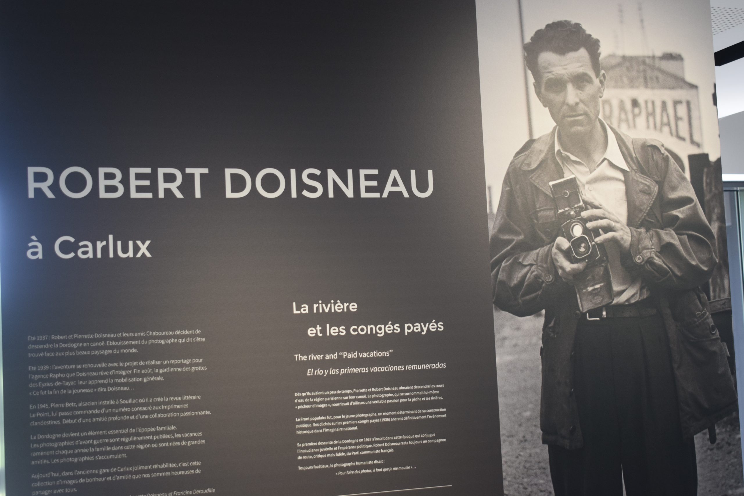La galerie d'art photographique consacrée à Robert Doisneau s'ouvre au rez-de-chaussée par une large photo du photographe, accompagné d'un texte écrit par ses propres filles, expliquant sa venue en Dordogne et son attachement au territoire.
