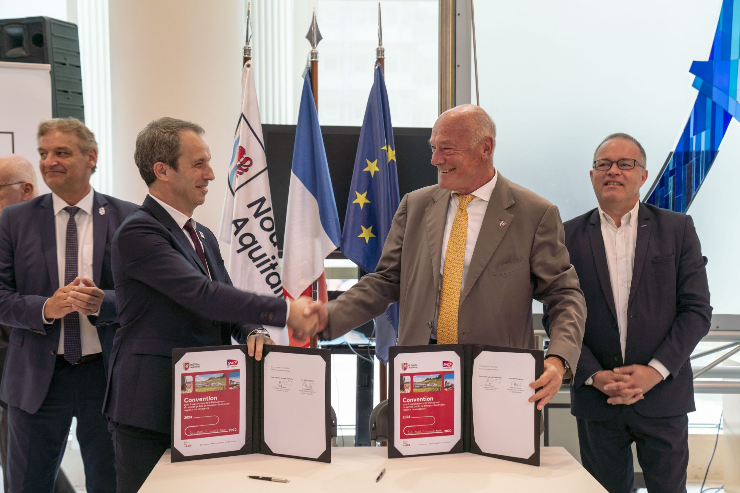 Alain Rousset, président de la Région Nouvelle-Aquitaine et Christophe Fanichet, PDG de SNCF Voyageurs, se serrent la main après  la signature de la nouvelle convention entre la Région et la SNCF