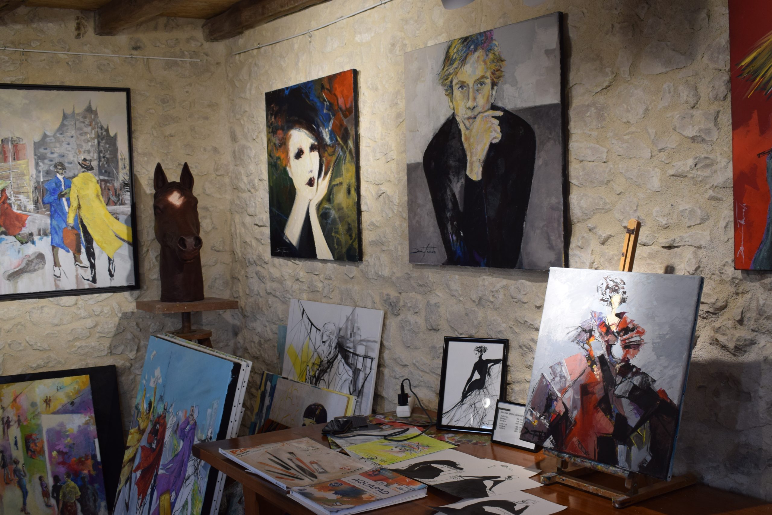 De nombreuses œuvres sont exposées au sein de l'atelier de l'artiste. L'exposition se visite librement et gratuitement. L'occasion de se rendre compte de l'éclectisme de Damian Tirado dans ses peintures et ses sculptures.