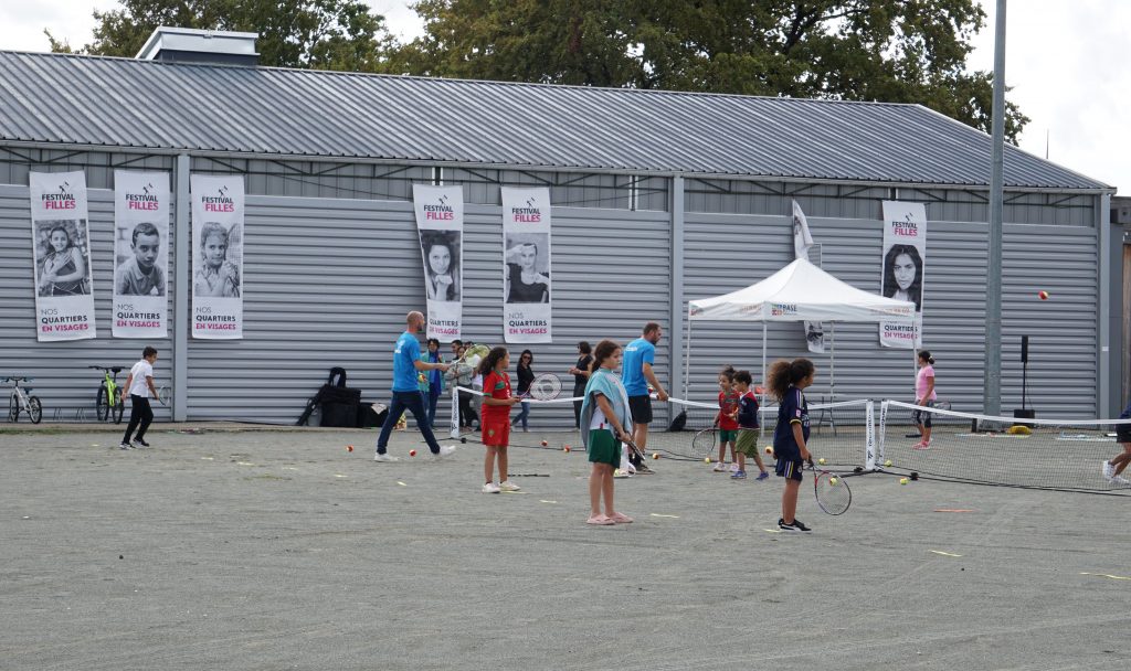 Juste à côté de la salle René Coicaud et du centre social de La Brunetière, trois courts de tennis éphémères ont été installés sur des espaces extérieurs. L'occasion pour les jeunes du quartier et les coaches du Tennis Club de Bergerac d'échanger quelques balles et de découvrir ce sport.