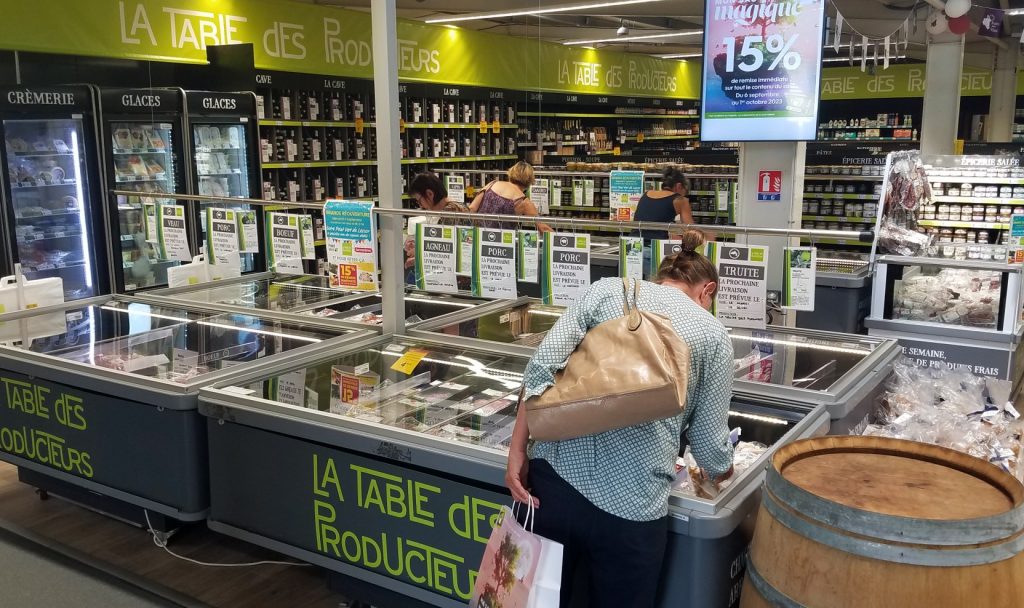 Des clients font leur courses dans les rayons de la marque La Table des Producteurs au magasin Point Vert de Lescar