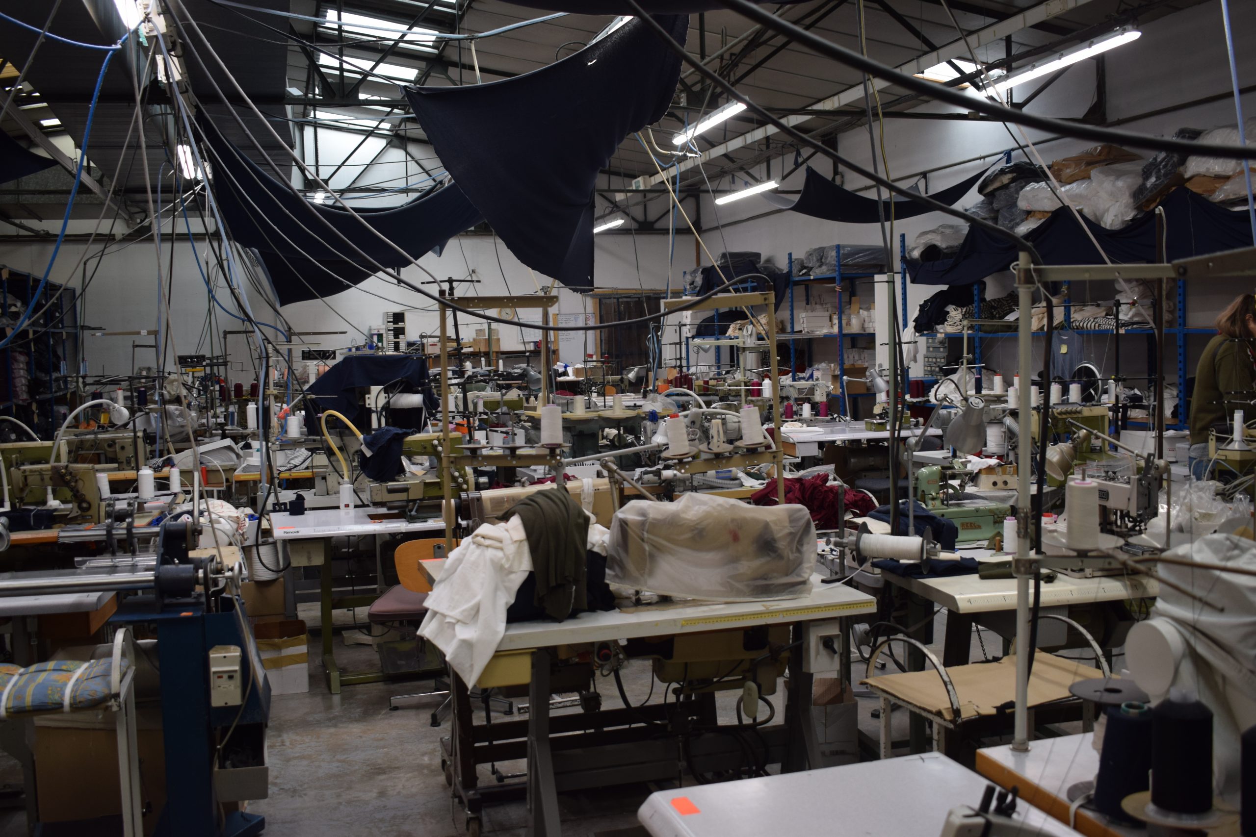 La grande salle dédiée à la couture et à toute la confection des pièces passées au préalable par la découpe rassemble 35 machines de tous types, sur lesquelles travaillent six couturières.