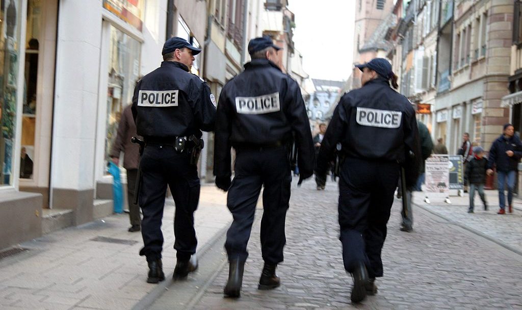 Trois policiers marchent dans la rue