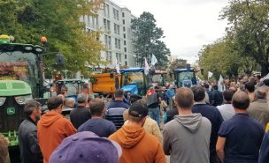 Manifestation d'agriculteurs avec de nombreux tracteurs