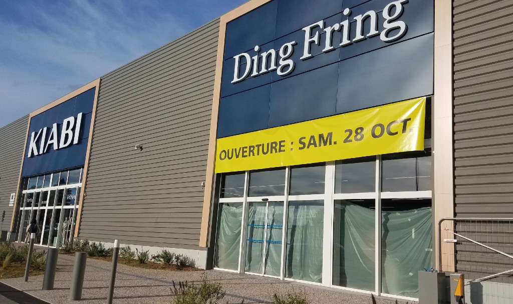 Devanture du magasin Ding Fring de Bizanos avec une banderole indiquant ouverture le 28 octobre
