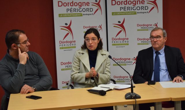 Sophie Le Gal, fondatrice du dispositif ''Mes nouveaux voisins'', a présenté son dispositif déployé en Dordogne, entourée de Benoît Secrestat, vice-président du conseil départemental chargé de l'attractivité économique et de l'emploi (à gauche), et de Germinal Peiro, président du conseil départemental (à droite).