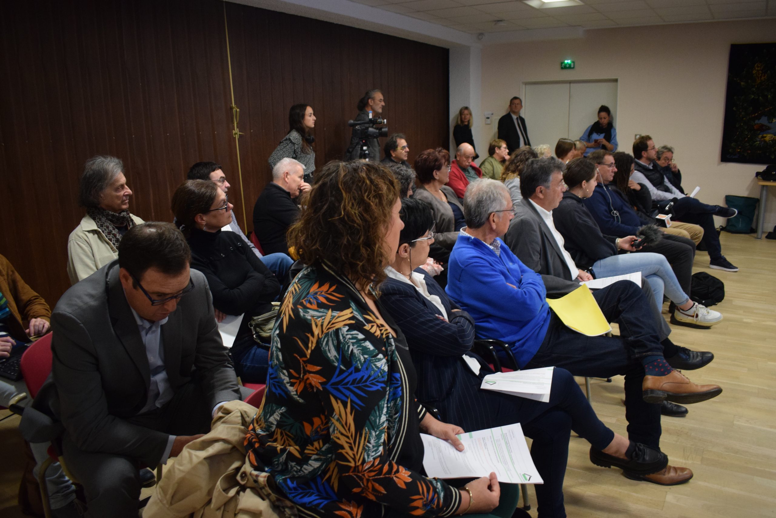 Le dispositif ''Mes nouveaux voisins'' a été présenté par sa fondatrice Sophie Le Gal devant une assemblée réunissant au sein d'une salle du conseil départemental de la Dordogne la majeure partie des maires des communes adhérentes au projet.