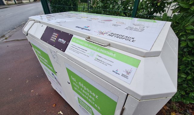 Une borne numérique de compostage à Mérignac.