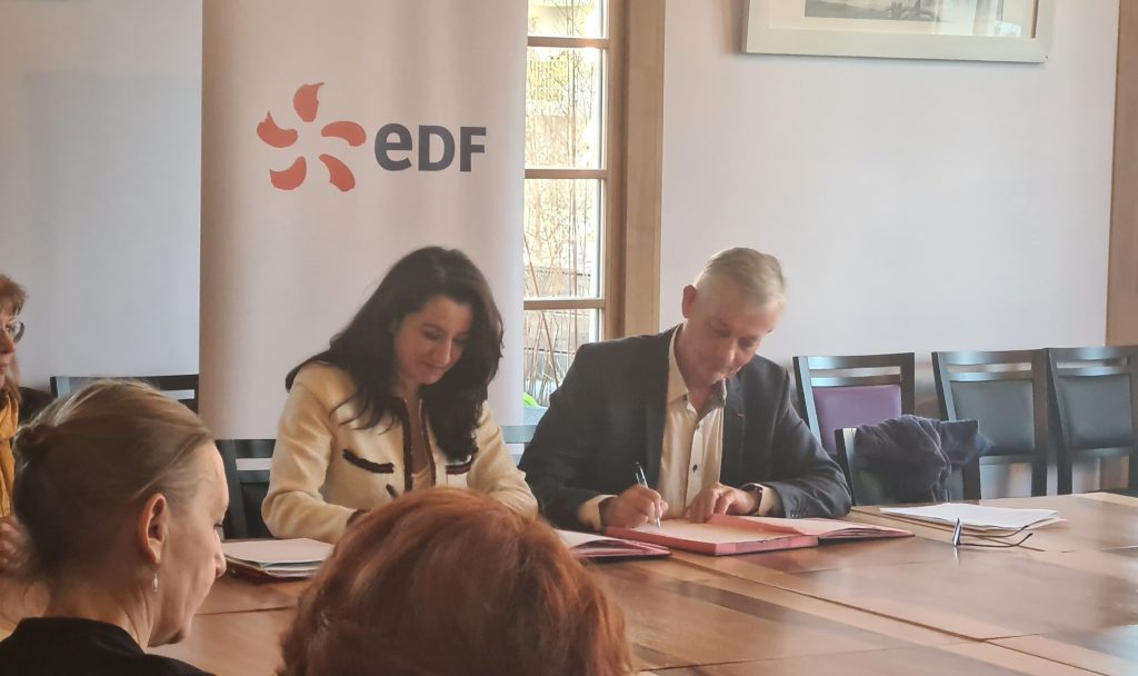 La préfète déléguée à l'égalité des chances de Gironde et le directeur d'EDF Nouvelle Aquitaine signe le PaQte