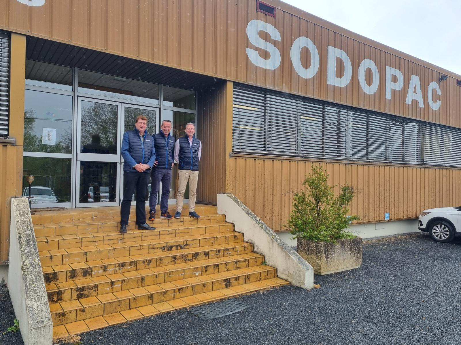 Depuis le mois d'avril 2023, l'entreprise Sodopac, spécialisée dans la production de chaussons, notamment sous sa marque Airplum, a changé de propriétaires. À sa tête, trois associés, Frédéric Guiral de Haas, Hervé Accart, et Xavier Paulin, qui posent devant les locaux de l'entreprise située à Augignac, dans le Périgord Vert.