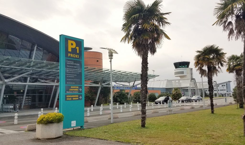 Vue exterieur de l'aéroport de Pau avec la tour de contrôle