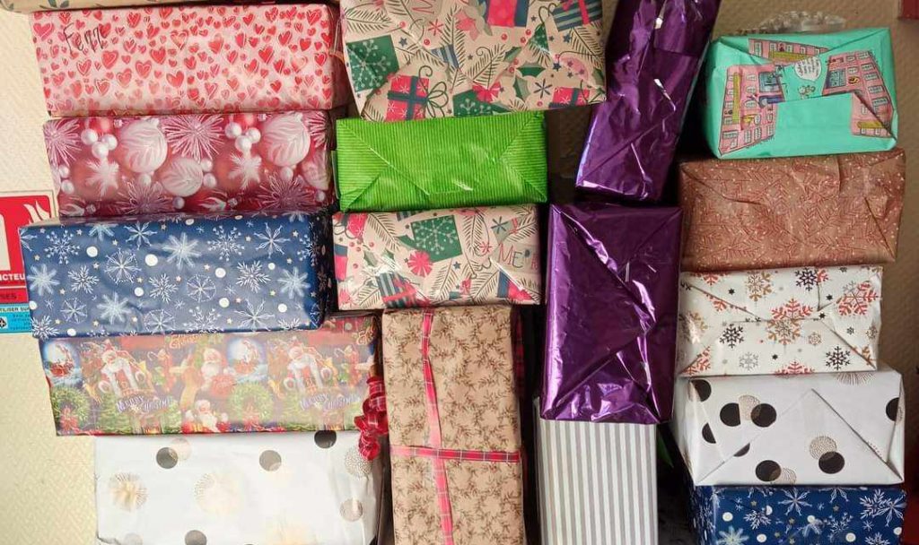 Cadeaux de Noël empaquetés dans de jolis papiers posés les uns sur les autres