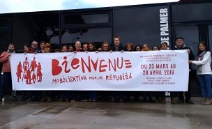Les bénévoles du collectif Bienvenue avec une banderole de la 1ère mobilisation en 2018