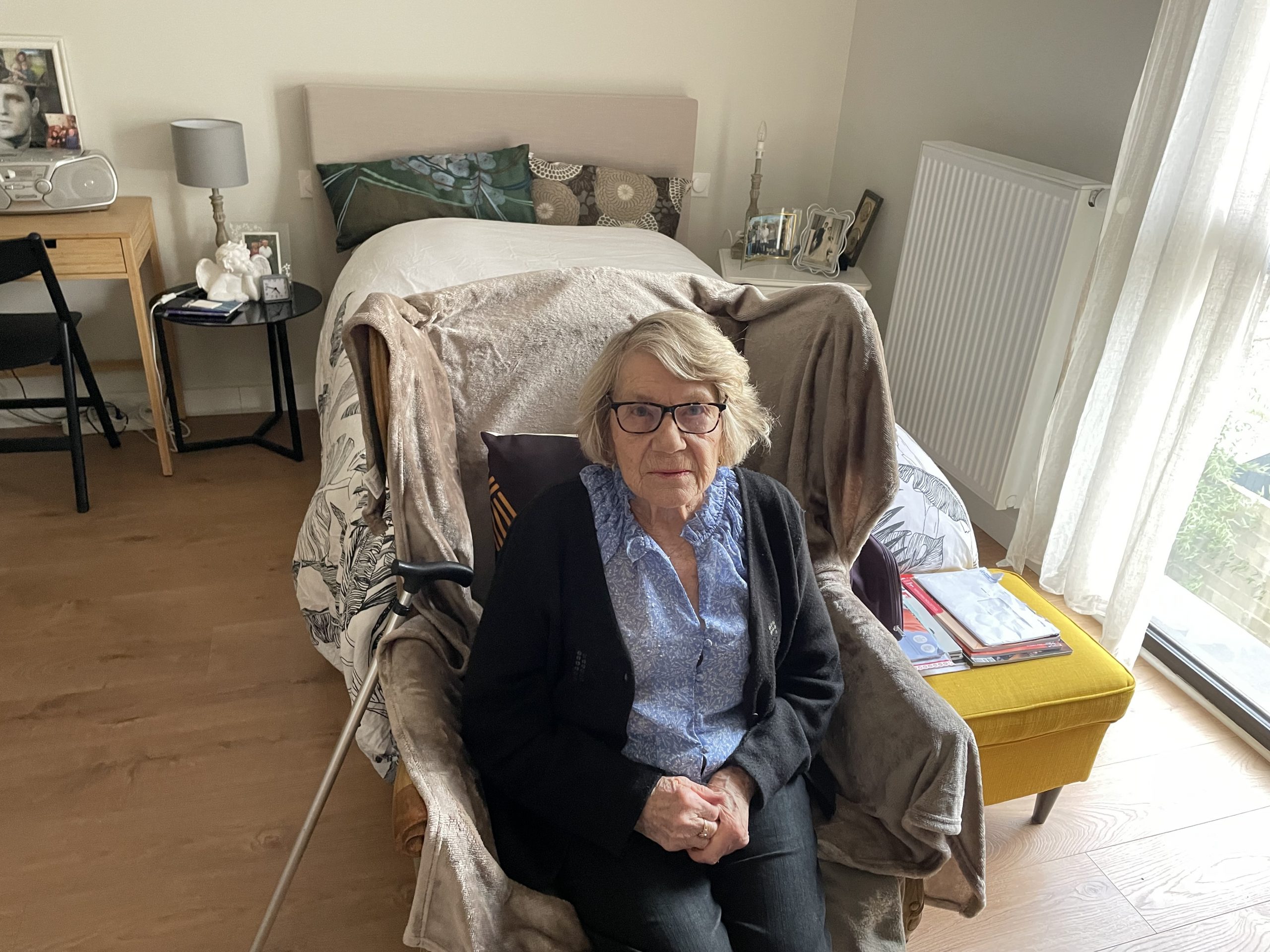 Lucienne Émmer est installé dans son fauteuil, devant son lit dans sa chambre de l'habitat de Pessac.