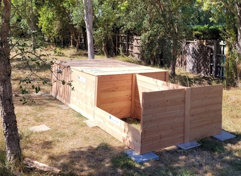 Un compost en bois pouvant accueillir 10 tonnes de biodéchets.
