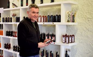Laurent Berret, Propriétaire du Moulin des Cépages depuis l'an dernier pose une bouteille de vinaigre à la main