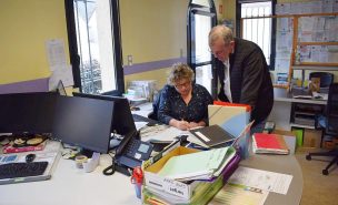 Dans la mairie de Saint-Capraise-de-Lalinde en Dordogne, le maire Laurent Péréa, président du centre de gestion de la fonction publique territoriale de la Dordogne, s'appuie au quotidien sur les compétences de ses secrétaires de mairie.