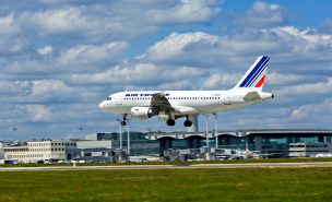Un avion atterrissant à l'aéroport de Bordeaux.