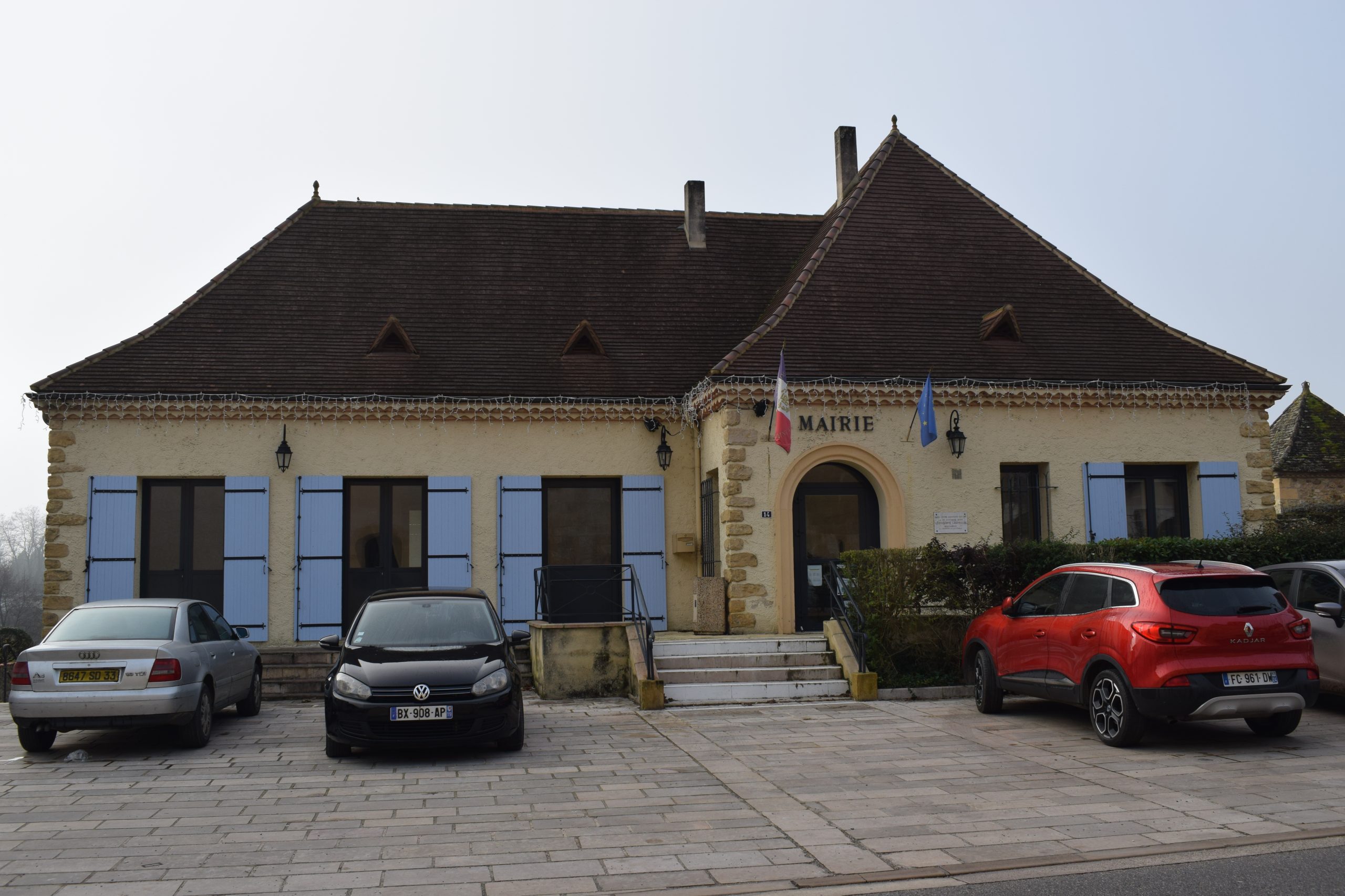 La mairie de Saint-Capraise-de-Lalinde est située le long d'un axe routier passant, reliant Bergerac à Sarlat.