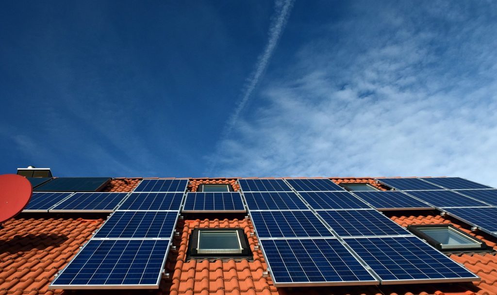 Des panneaux photovoltaïques installés sur un toit