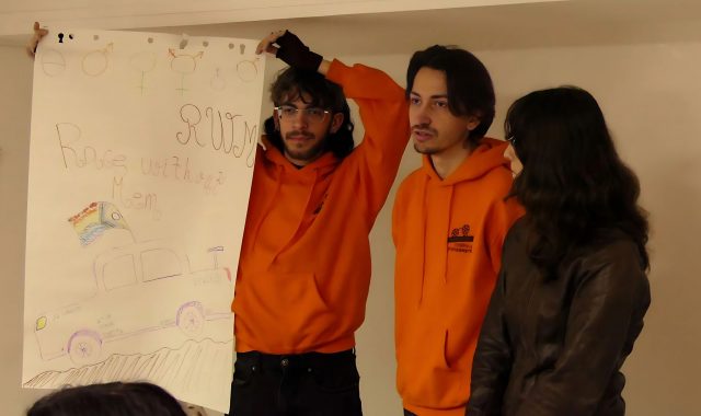 Trois jeunes présentent l'affiche de leur projet de course automobile bordelaise.