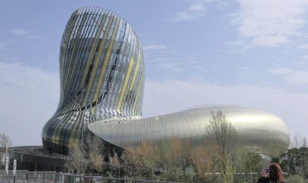La cité du Vin vi du pont d'Aquitaine de Bordeaux.