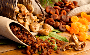 des fruits secs: abricots, raisins, dattes et figues