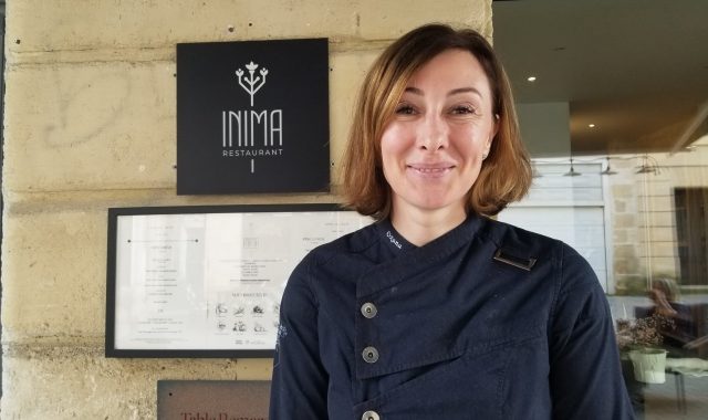 Oxana Cretu pose devant son restaurant à bordeaux