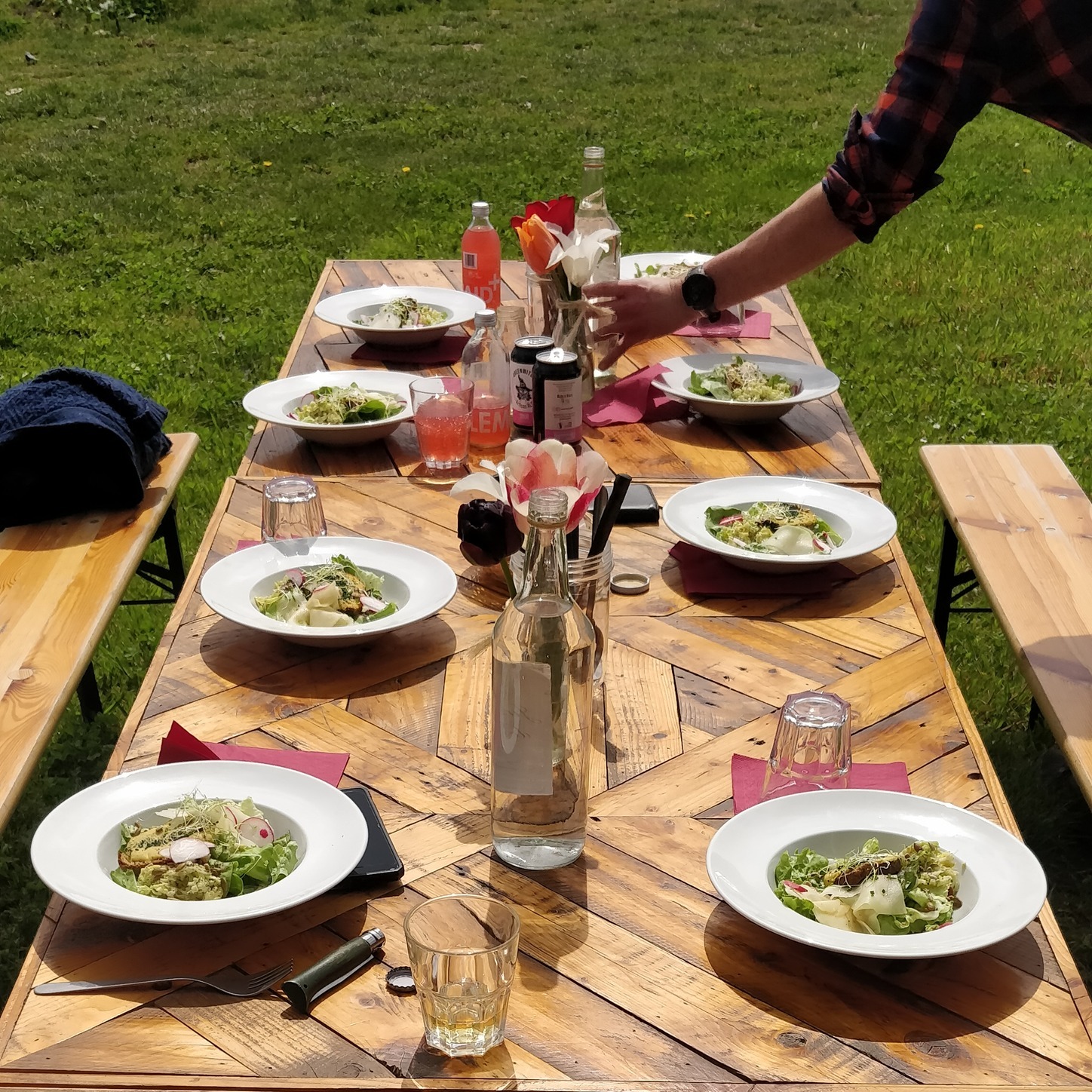 Une table dressée avec des assiettes servies