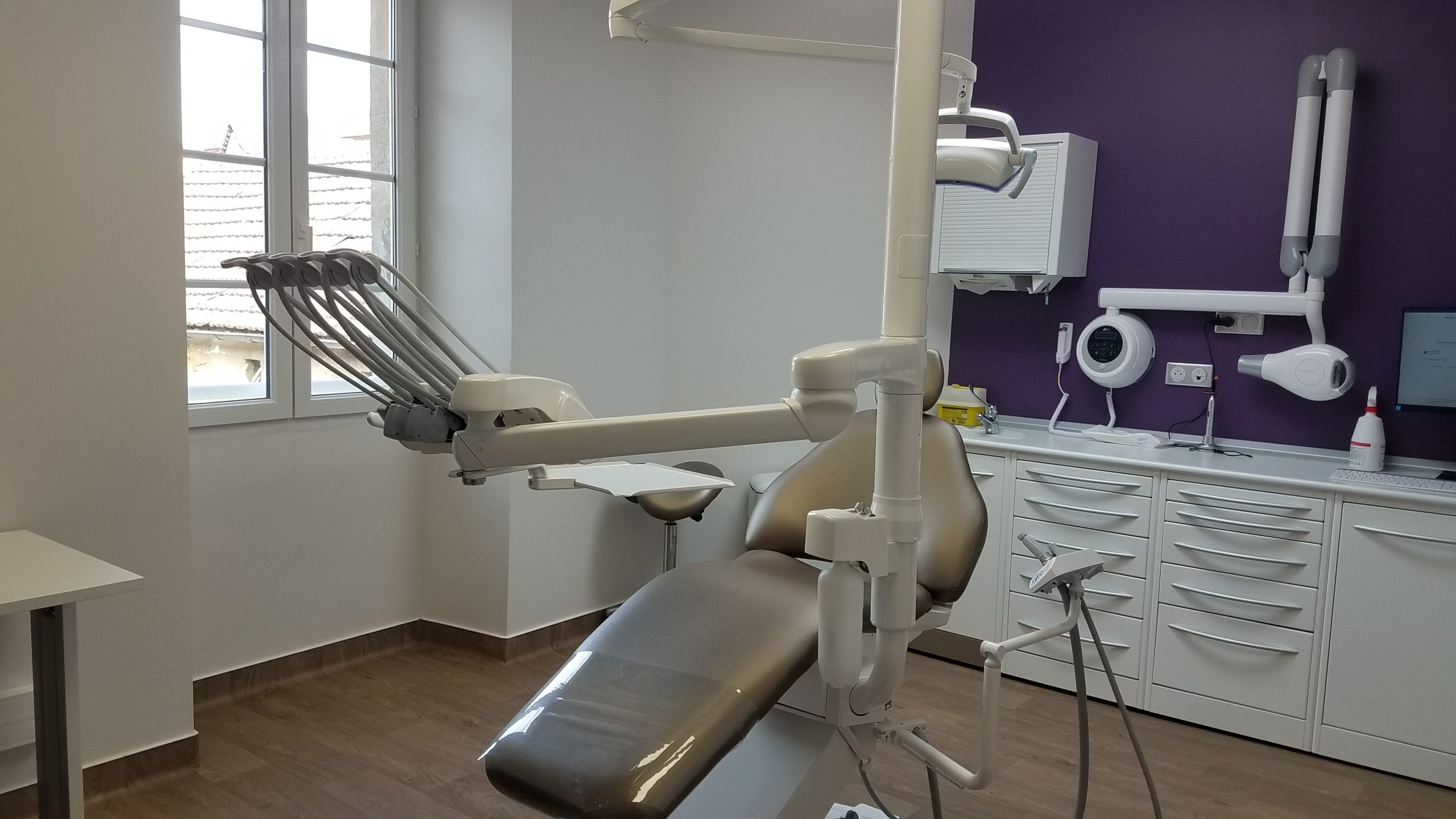 Une des salles de soin du centre de santé dentaire, équipée de la radio panoramique et du'un siège à mémoire de forme