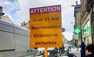 un panneau indiquant "jeudi 23 mai -manifestation - circulation perturbée"