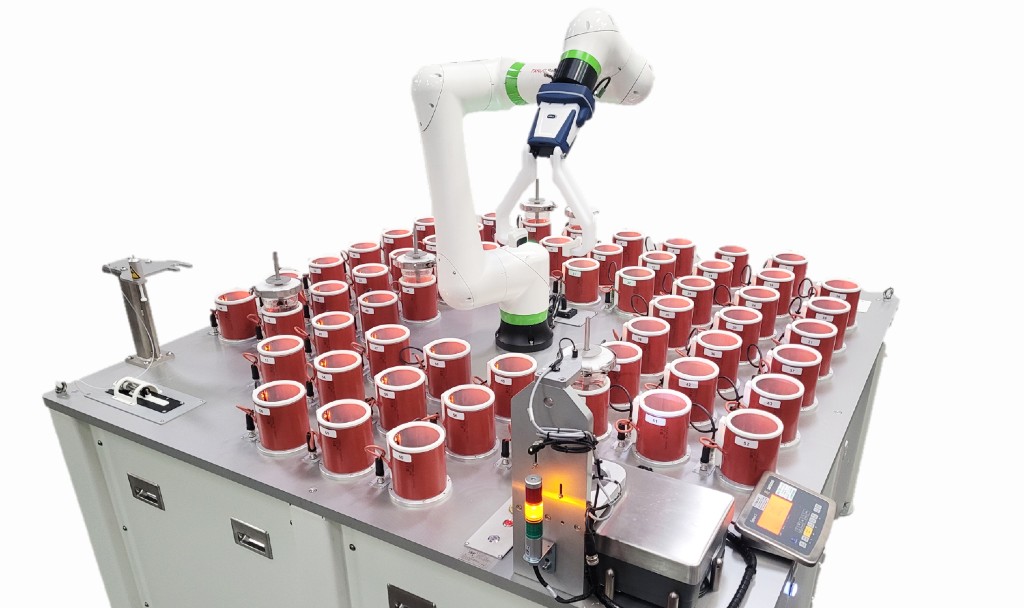 un robot doté d'un bras autonome pour la vinification du vin rouge