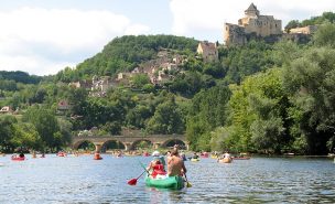 des touristes en canoe sur le fleuve Dordogne