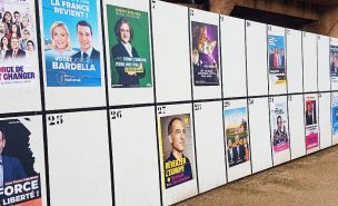 affichage des listes devant un bureau de votes