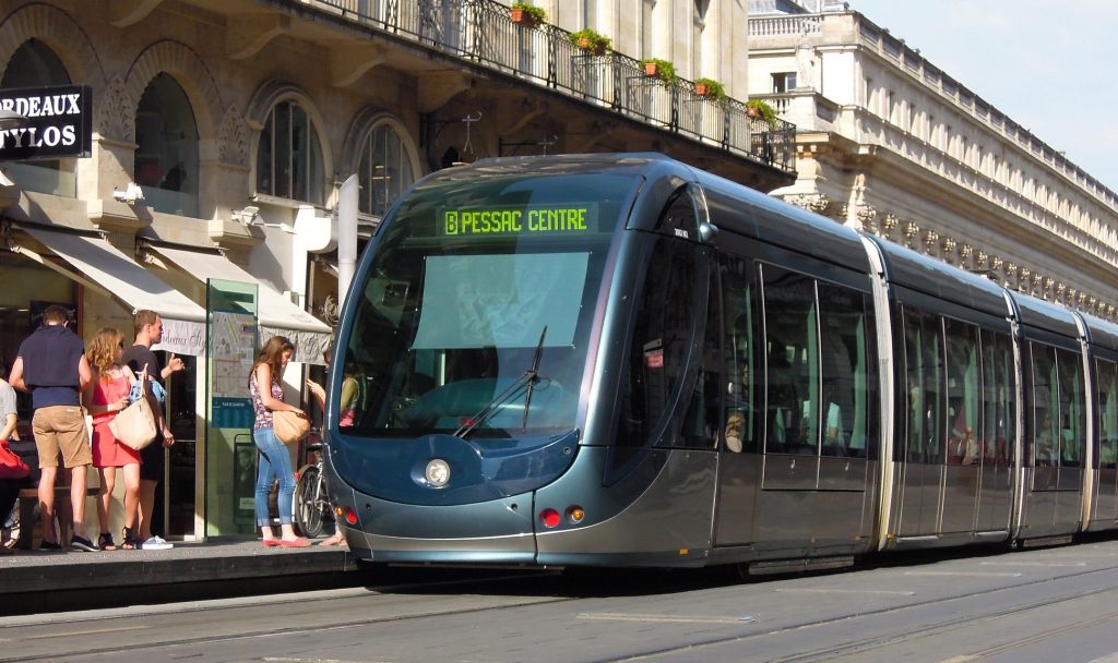Un tram de la ligne B à Bordeaux arrêté à la station Grand théâtre, située cours de l'intendance