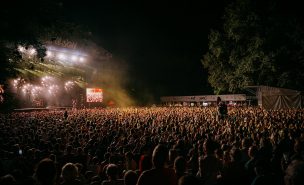 Une foule de festivaliers devant un concert nocturne