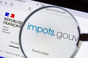 clamart, france, 8 avril 2022: détail du site internet gouvernemental français "impots.gouv.fr" permettant d'effectuer sa déclaration de revenus et de calculer ses impôts en ligne
