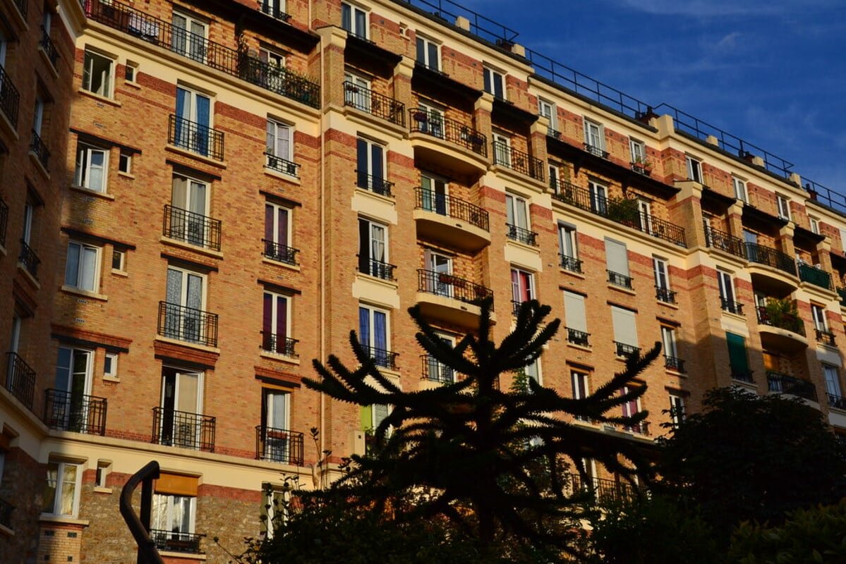 la nouvelle est tombée, il ne sera désormais plus possible d’accéder à un logement social au delà de cette somme en 2026