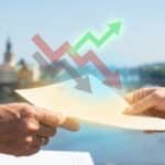 Échange d'un document officiel entre deux personnes avec des flèches symbolisant les hausses et baisses financières, sur fond de ville.