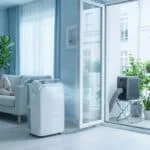 Femme se relaxant sur un canapé dans un salon frais grâce à un climatiseur split mobile moderne avec unité extérieure.
