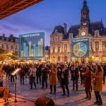Un saxophoniste joue sur une place publique devant une foule, avec des graphiques financiers flottants en réalité augmentée.