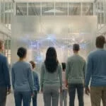 Un groupe diversifié de personnes observe une interface numérique lumineuse représentant un réseau complexe.