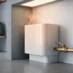 Un chauffe-eau blanc dégageant de la fumée dans un espace intérieur moderne, illustrant un risque de surchauffe.