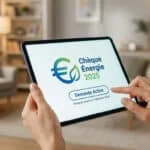 Mains tenant une tablette affichant le logo Chèque Énergie 2025 avec un bouton pour effectuer la demande.
