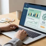 Une personne utilisant un ordinateur portable affichant un tableau de bord financier avec des graphiques d'épargne.