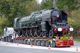 Locomotive à vapeur - la 241 P 9 sur son camion