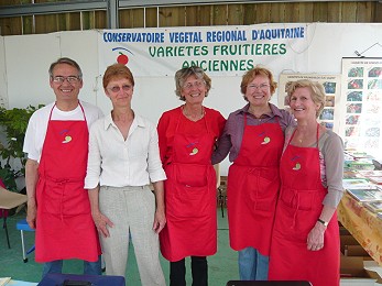 Evelyne Leterme, entourée des bénévoles du conservatoire lors du dernier salon de l'agriculture régional