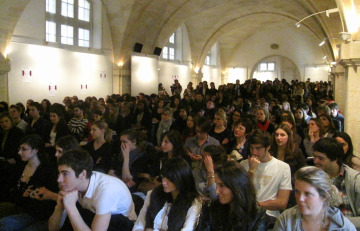 La salle Mably remplie d'une assemblée d'étudiants et de communicants réunis par l'Apacom